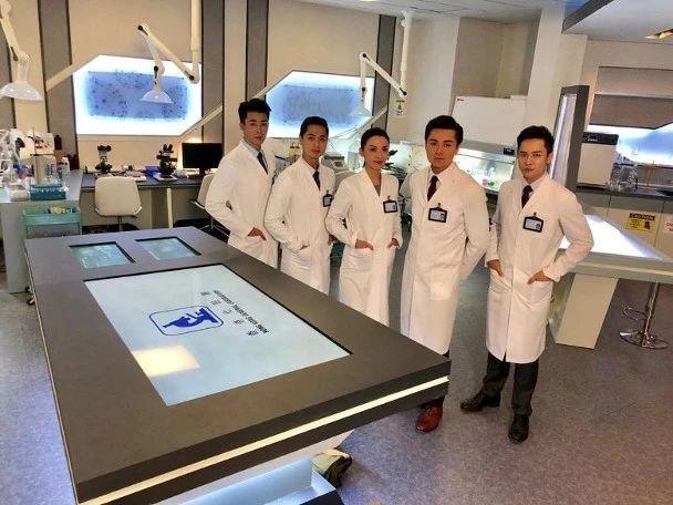 穿西裝高跟鞋在石灘扮型？TVB當家花旦拍《法證先鋒4》勁無奈