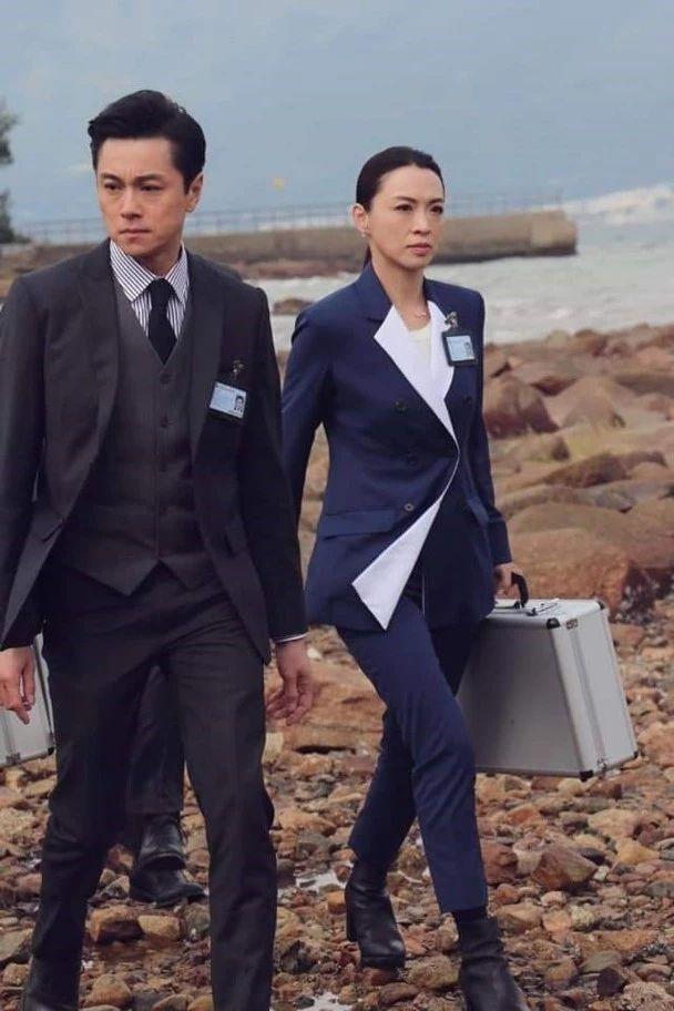 穿西裝高跟鞋在石灘扮型？TVB當家花旦拍《法證先鋒4》勁無奈