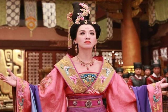 穿西裝高跟鞋在石灘扮型？TVB當家花旦拍《法證先鋒4》勁無奈