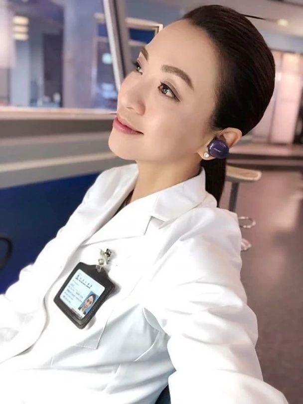 穿西裝高跟鞋在石灘扮型？TVB當家花旦拍《法證先鋒4》勁無奈