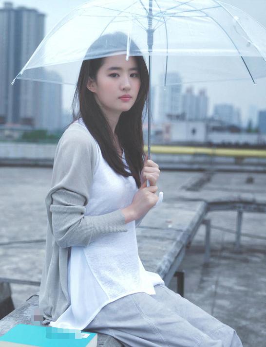 31歲劉亦菲文藝范寫真曝出，怪不得大家一直都叫她神仙姐姐 
