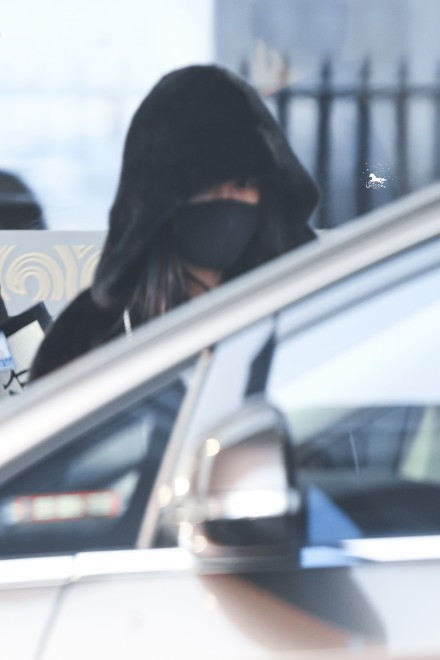 離婚後的楊冪低調現身機場，手裡捏了個小東西卻讓人擔心！