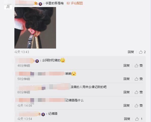 離婚後的楊冪低調現身機場，手裡捏了個小東西卻讓人擔心！