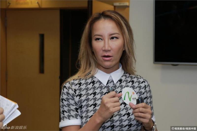 42歲李玟素顏出席活動， 皮膚鬆弛鼻子塌陷， 網友： 後遺症爆發了？