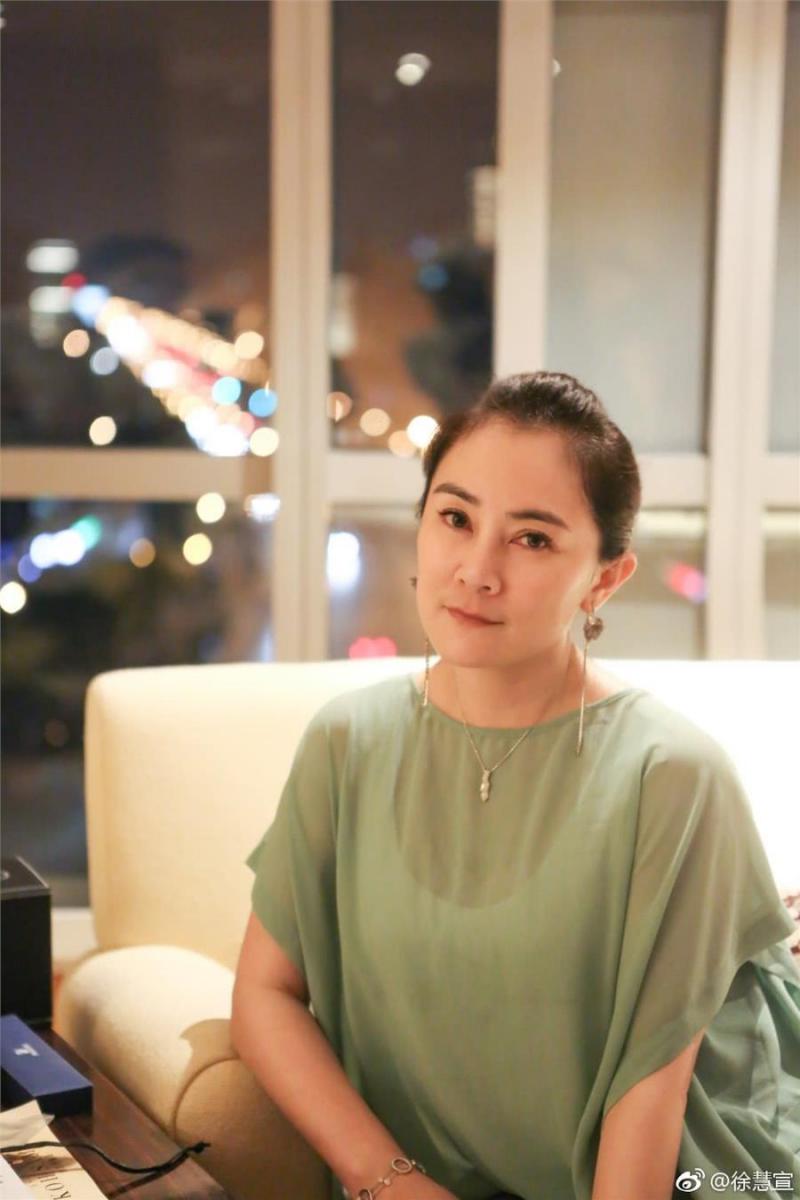 她是趙雅芝的丫鬟，本土女星，嫁圈外老公被寵17年，如今50歲沒整容看著也舒服