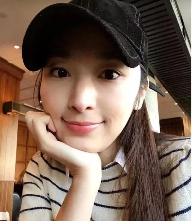同是生3胎，吳佩慈和梁洛施都沒嫁入豪門，她熬了10年終於領證！