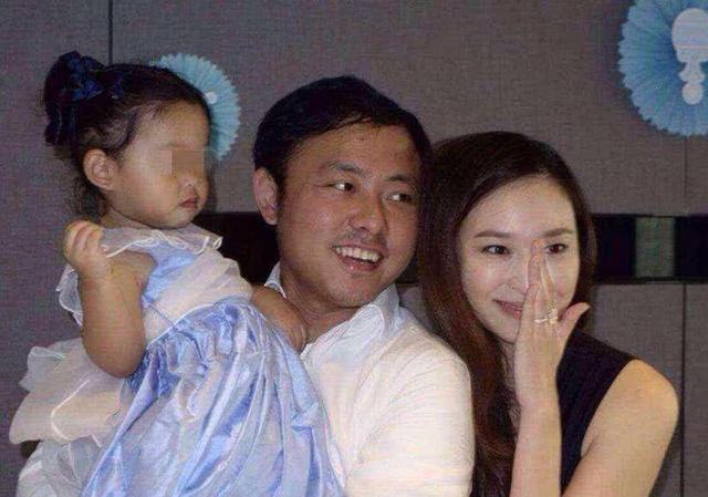 同是生3胎，吳佩慈和梁洛施都沒嫁入豪門，她熬了10年終於領證！