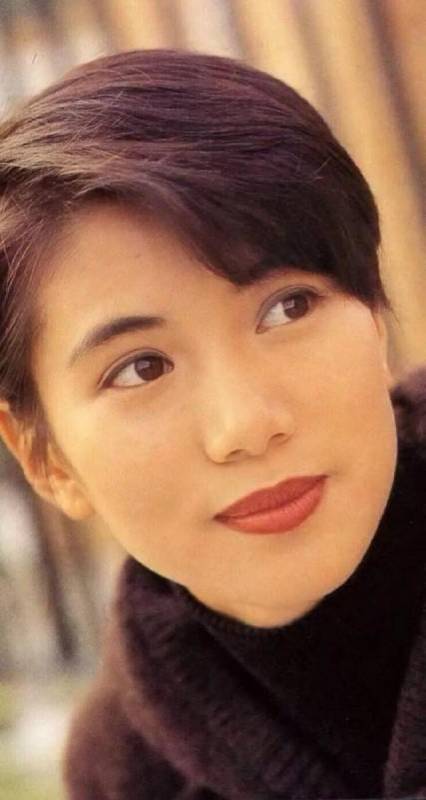 47歲的袁詠儀長發不輸小20歲的吳千語，網友：靚靚不是白叫的，真的美~