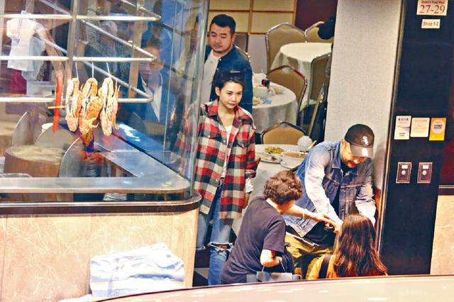 邱淑貞的3個女兒和黎姿的3個女兒，同一天被拍：邱淑貞17歲女兒完勝！