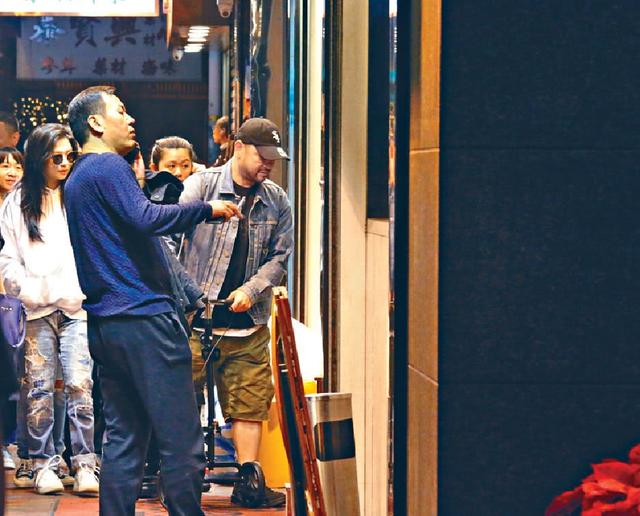 邱淑貞的3個女兒和黎姿的3個女兒，同一天被拍：邱淑貞17歲女兒完勝！