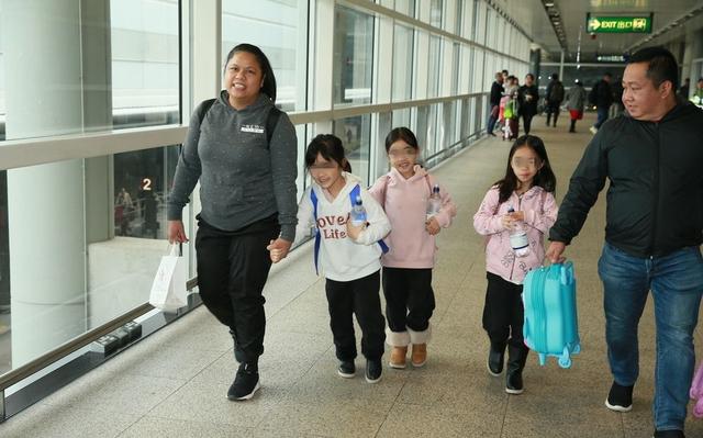 邱淑貞的3個女兒和黎姿的3個女兒，同一天被拍：邱淑貞17歲女兒完勝！