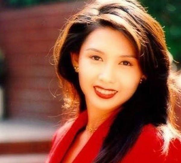 邱淑貞的3個女兒和黎姿的3個女兒，同一天被拍：邱淑貞17歲女兒完勝！