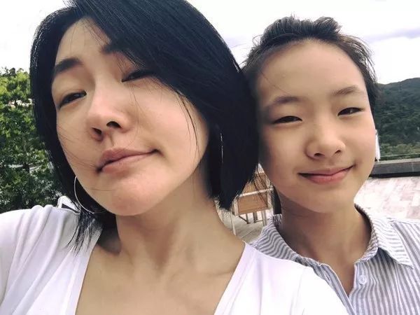 小S 女兒從「醜小鴨」整容式「美炸天」！倒是她臉部僵硬認不出了！