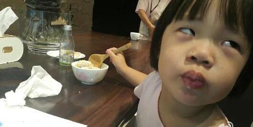 小S 女兒從「醜小鴨」整容式「美炸天」！倒是她臉部僵硬認不出了！