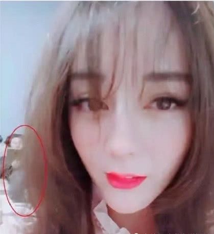 【女神名花有主了？！】迪麗熱巴酒店玩抖音自拍！意外讓「躺在床上的男人」曝光！