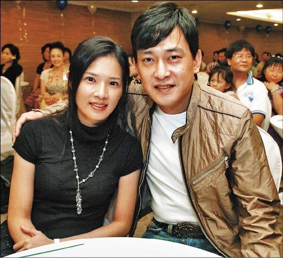 王識賢當年「娶酒店小姐」和母斷絕！媽媽還詛咒懷孕媳婦「母女死在手術台上」！結婚13年如今... 