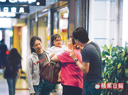 王識賢當年「娶酒店小姐」和母斷絕！媽媽還詛咒懷孕媳婦「母女死在手術台上」！結婚13年如今... 