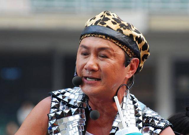 70歲許冠傑全家近照曝光，混血太太好漂亮，爺孫三代同堂其樂融
