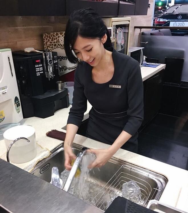這家LEXUS營業所的素質也太高！神級美女業務「有張景嵐fu」私照爆出好身材:整顆快掉出來