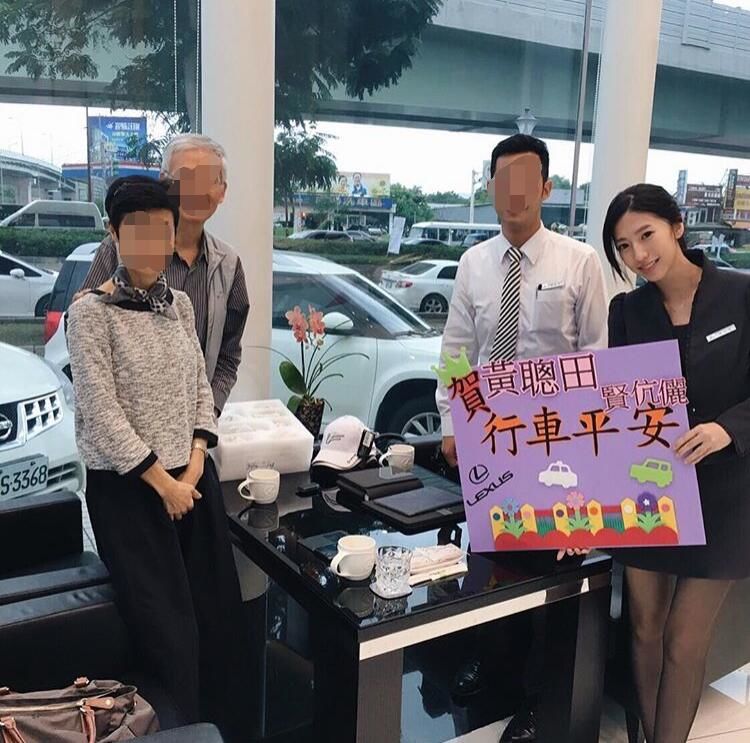 這家LEXUS營業所的素質也太高！神級美女業務「有張景嵐fu」私照爆出好身材:整顆快掉出來