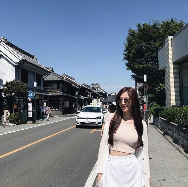 這家LEXUS營業所的素質也太高！神級美女業務「有張景嵐fu」私照爆出好身材:整顆快掉出來