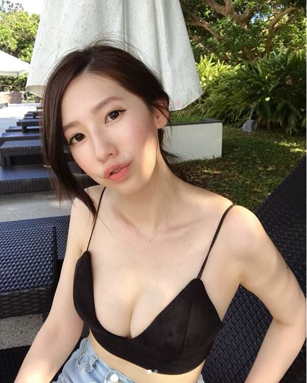 這家LEXUS營業所的素質也太高！神級美女業務「有張景嵐fu」私照爆出好身材:整顆快掉出來
