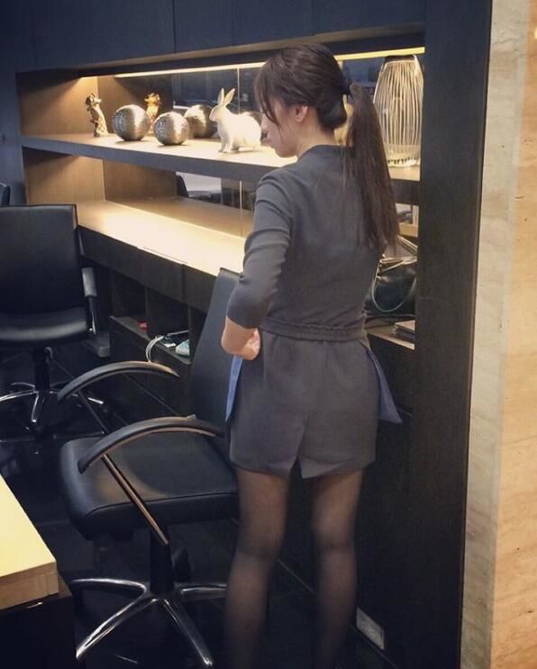這家LEXUS營業所的素質也太高！神級美女業務「有張景嵐fu」私照爆出好身材:整顆快掉出來
