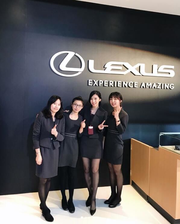 這家LEXUS營業所的素質也太高！神級美女業務「有張景嵐fu」私照爆出好身材:整顆快掉出來