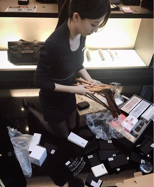 這家LEXUS營業所的素質也太高！神級美女業務「有張景嵐fu」私照爆出好身材:整顆快掉出來