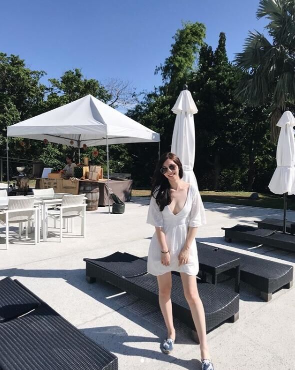 這家LEXUS營業所的素質也太高！神級美女業務「有張景嵐fu」私照爆出好身材:整顆快掉出來