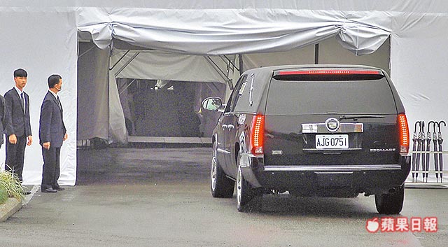嚴凱泰安葬 伴父母長眠 30人雨中送別永遠的執行長 