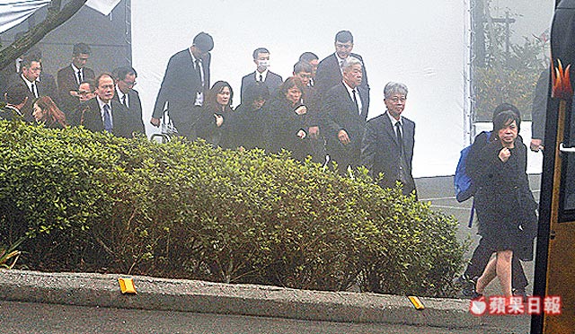 嚴凱泰安葬 伴父母長眠 30人雨中送別永遠的執行長 