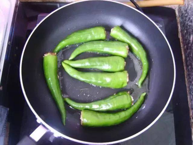 青椒不要再炒肉絲了，教你做虎皮辣椒，好吃的不要不要滴