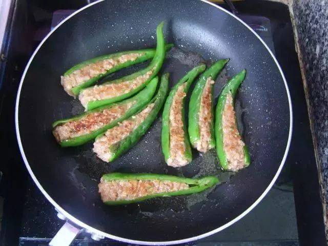 青椒不要再炒肉絲了，教你做虎皮辣椒，好吃的不要不要滴