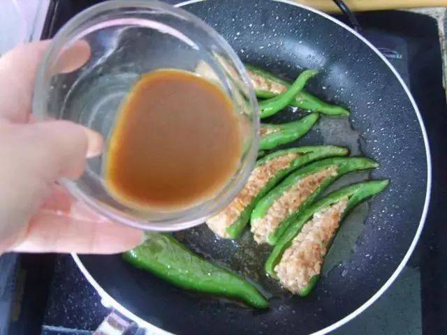 青椒不要再炒肉絲了，教你做虎皮辣椒，好吃的不要不要滴