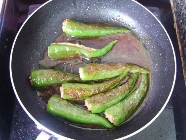 青椒不要再炒肉絲了，教你做虎皮辣椒，好吃的不要不要滴