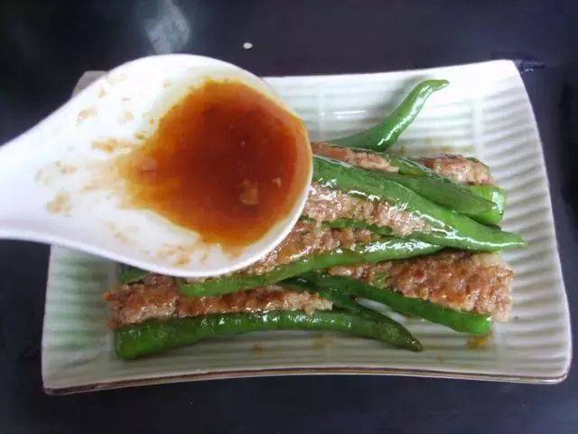 青椒不要再炒肉絲了，教你做虎皮辣椒，好吃的不要不要滴