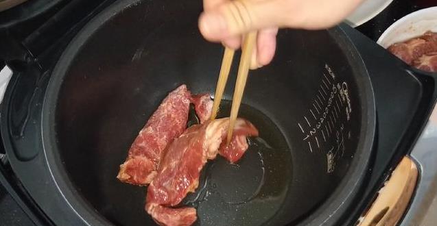 家庭版電鍋蜜汁叉燒肉，正宗的傳統味道，做法簡單，配方用錢也買不到了