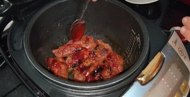 家庭版電鍋蜜汁叉燒肉，正宗的傳統味道，做法簡單，配方用錢也買不到了
