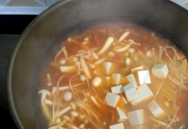 4種鮮美食材煮一鍋素湯，湯鮮味正有營養，酸甜開胃，非常適合秋冬季節
