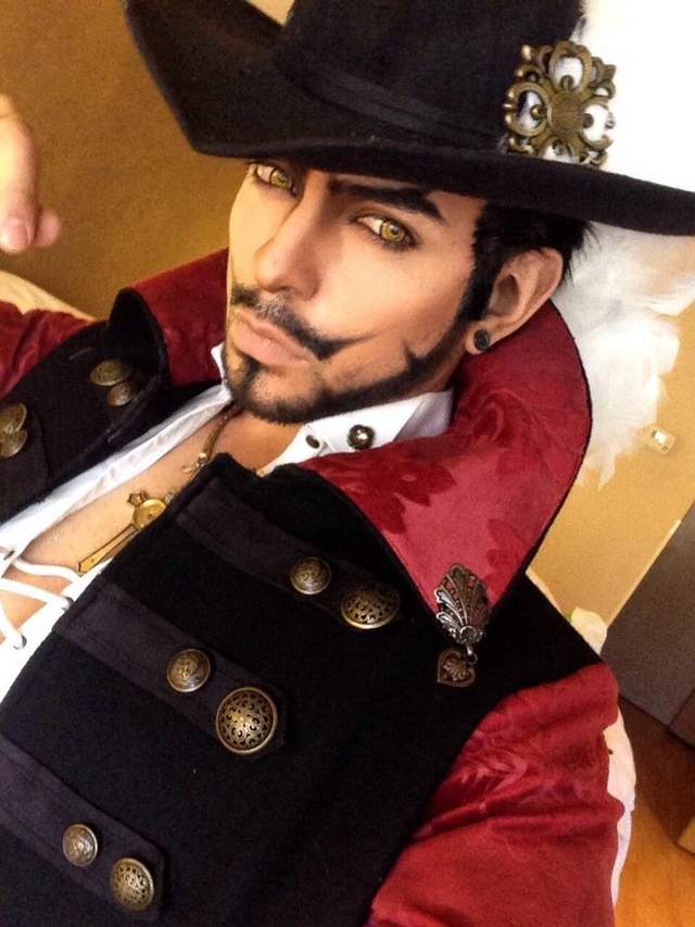 他曾是cosplay世界大賽冠軍，這次他挑戰海賊王裡的「鷹眼」密佛格，讓網友大呼根本神還原