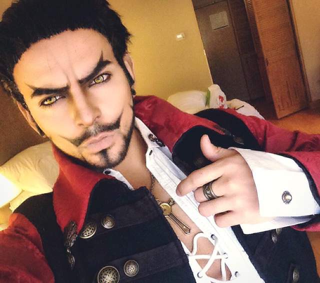他曾是cosplay世界大賽冠軍，這次他挑戰海賊王裡的「鷹眼」密佛格，讓網友大呼根本神還原