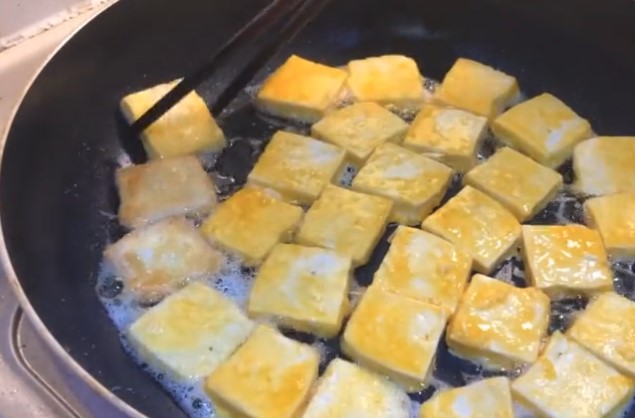 把雞蛋倒豆腐上，2步就做好一盤菜，沒想到這麼好吃，全家都沒吃夠，新年又多了一道拿手菜