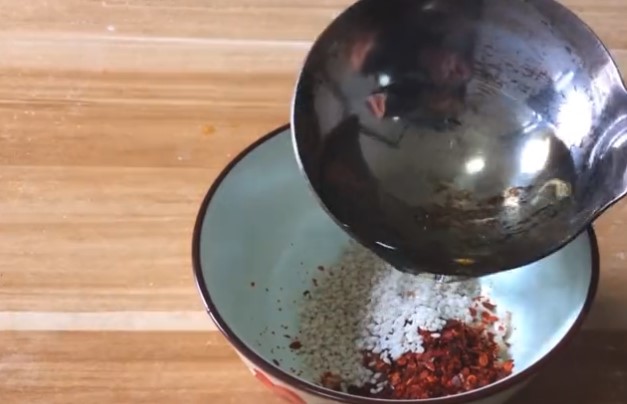 把雞蛋倒豆腐上，2步就做好一盤菜，沒想到這麼好吃，全家都沒吃夠，新年又多了一道拿手菜