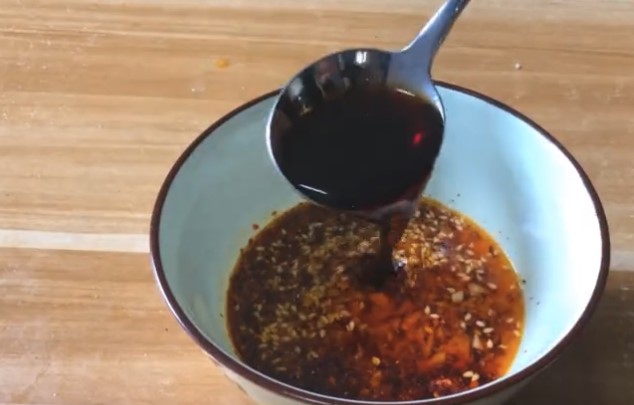 把雞蛋倒豆腐上，2步就做好一盤菜，沒想到這麼好吃，全家都沒吃夠，新年又多了一道拿手菜