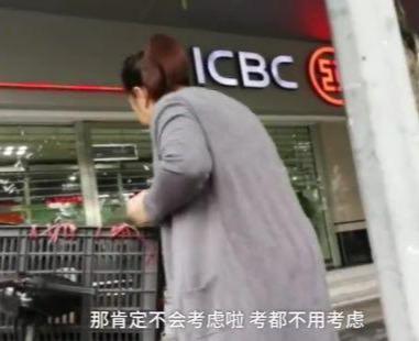 狗狗癱瘓8年沒法走路，主人依然沒放棄，裝上小輪椅之後，生活變了