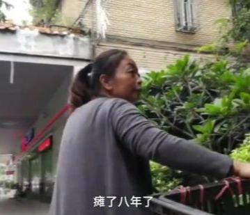 狗狗癱瘓8年沒法走路，主人依然沒放棄，裝上小輪椅之後，生活變了