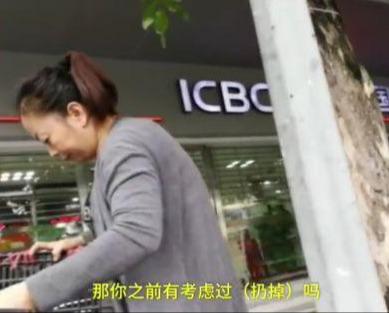 狗狗癱瘓8年沒法走路，主人依然沒放棄，裝上小輪椅之後，生活變了