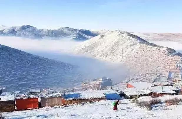 這裡一下雪就美成了現實版的天空之城，還能泡著溫泉看雪山