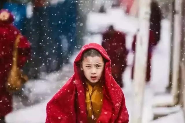 這裡一下雪就美成了現實版的天空之城，還能泡著溫泉看雪山